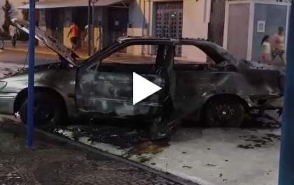 Carro é destruído por incêndio na praça central de Guararapes