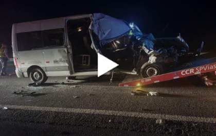 Mulher e criança são internadas após ambulância de Birigui bater em caminhão