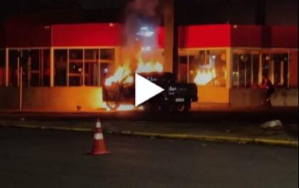 Caminhonete pega fogo após bater em parede de restaurante na rotatória da Brasília