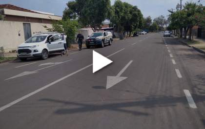 Motorista atropela cones perto de manifestantes em frente ao quartel