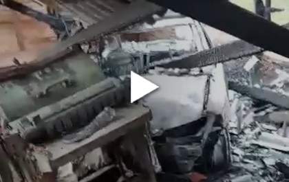 Carro pega fogo após invadir madeireira em Guararapes