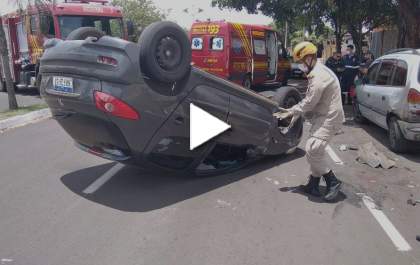 Mulher capota veículo na Avenida Antônio Trajano