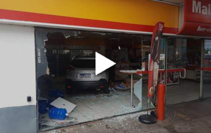 Carro invade conveniência em posto de combustíveis na Marcílio Dias