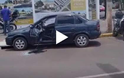 Após briga de trânsito, motorista joga caminhão guincho em veículo e foge