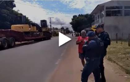 Caminhão com máquina pesada causa irritação em moradores na Vila Alegre e Polícia Militar é chamada