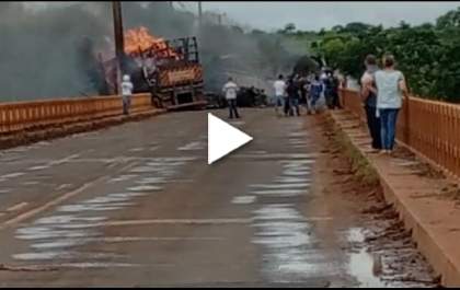 Acidente envolvendo duas carretas e um carro na BR-158 causa incêndio e deixa dois motoristas mortos