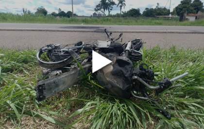 Motociclista morre ao bater de frente com caminhão