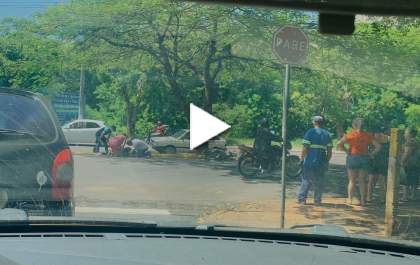 Jovem tem dedos do pé amputados após bater moto em carro na Pompeu