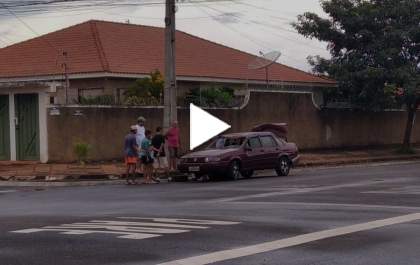Família escapa da morte em cruzamento na Baldomero Leituga