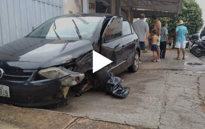 Motorista perde controle de carro e invade calçada na Egídio Thomé