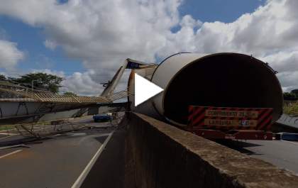 Caminhão que derrubou passarela deveria ter sistema de rebaixamento da carga