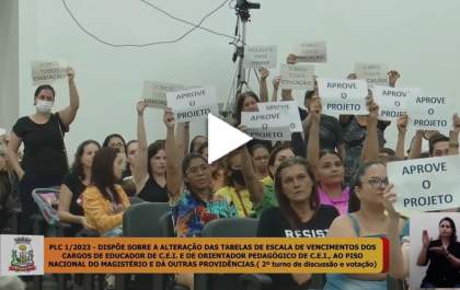 Com plenário lotado, vereadores aprovam piso do magistério para 284 profissionais