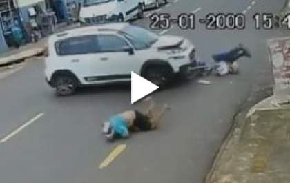 Adolescente é arrastado após bater moto em carro