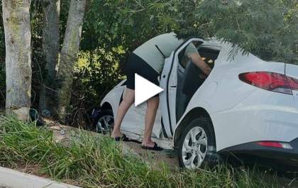 Estudante de Araçatuba fica ferida após carro em que ela estava bater em árvore