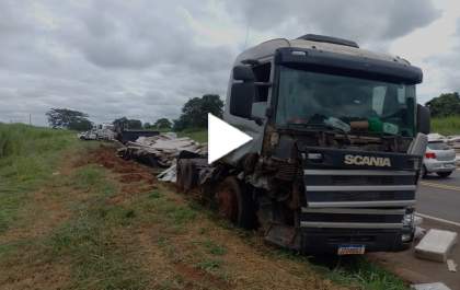 Homem é preso por tripla tentativa de homicídio após jogar carro contra caminhão em rodovia