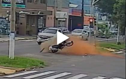 Jovem fica ferido após ter moto fechada por caminhonete e bater em poste em Birigui