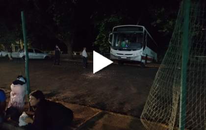 Ônibus fica pendurado em barranco após perder o freio em Araçatuba