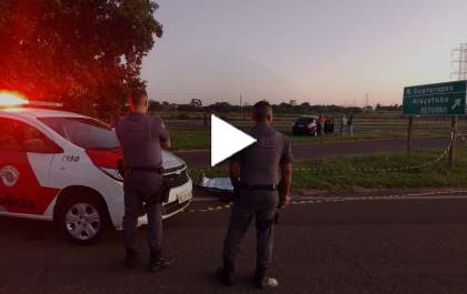 Homem morre ao bater moto na traseira de carro em Araçatuba
