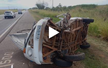 Condutor de Kombi morre e 3 pessoas ficam feridas em colisão na Elyeser