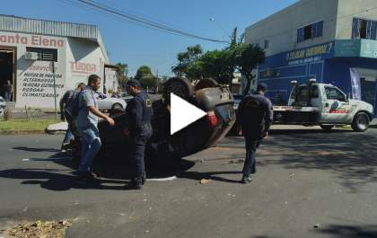 Carro capota após colisão na Waldemar Alves