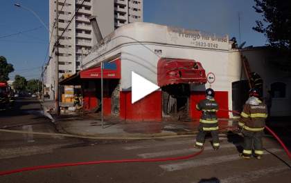 Incêndio destrói comércio de assados em Araçatuba