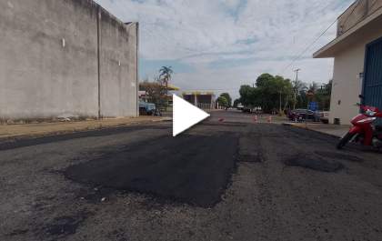 Prefeitura faz reparo em asfalto em trecho de rua onde motociclista morreu no feriado