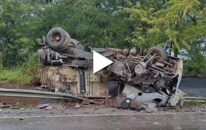 Caminhão tomba em rodovia entre Birigui e Buritama