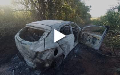 Casal é socorrido após ser encontrado em carro incendiado