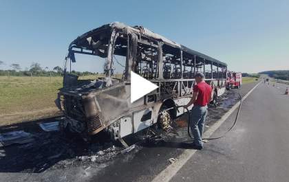 Ônibus transportando crianças para a escola pega fogo na Rondon&nbsp;