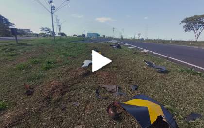 Mulher é presa por embriaguez após bater carro em placas de trânsito