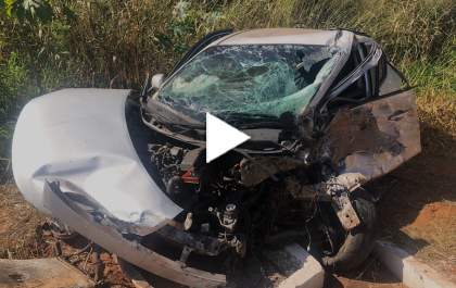 Acidente na BR 262 envolvendo carro e caminhão deixa uma vítima em estado grave, causa destruição dos veículos e a paralização no trânsito