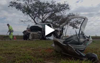 Homem morre ao bater picape em caminhão na rodovia em Birigui