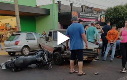 Homem 'voa' após bater moto em picape
