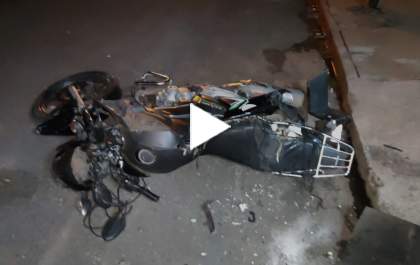 Homem usa caminhão para esmagar motos e bicicleta na frente de bar em Birigui