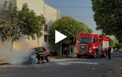 Carro pega fogo em rua de Birigui