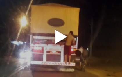 Jovens são flagrados pegando carona em traseira de caminhão em Três Lagoas