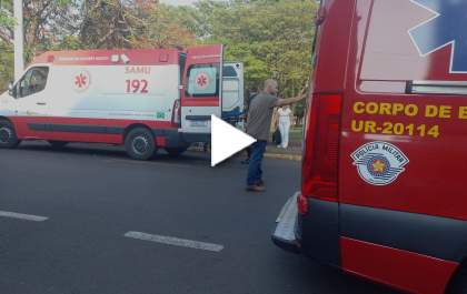 Motociclista fica ferido ao cair após passar sobre mancha de óleo