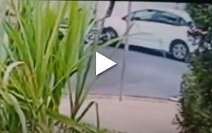 Câmera flagra colisão entre moto e carro na Duque de Caxias
