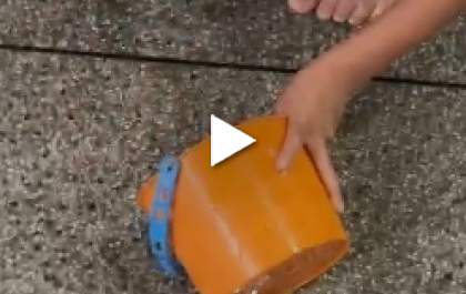 Alunos tentam retirar água da chuva de dentro da sala de aula