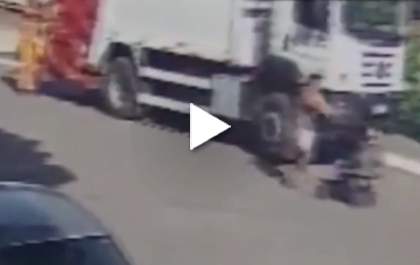 Vídeo mostra caminhão de lixo atropelando mãe e bebê no carrinho