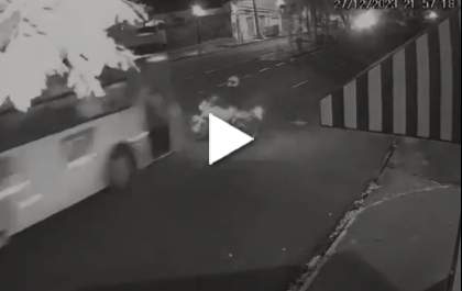 Motociclista é internado após ser atingido por ônibus