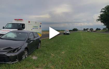 Roda escapa de carretinha e bate em carro na Rondon
