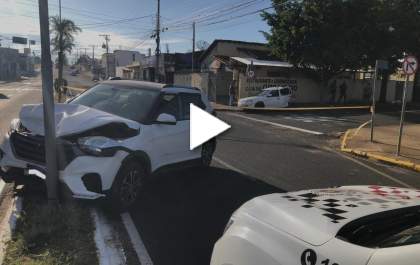 Mulher fica ferida ao bater carro em outro na saída de supermercado em Birigui