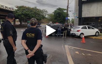 Motorista fica ferido em colisão entre 2 carros após pontilhão da Aguapeí