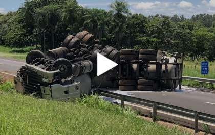 Caminhão-tanque tomba e interdita a Rondon