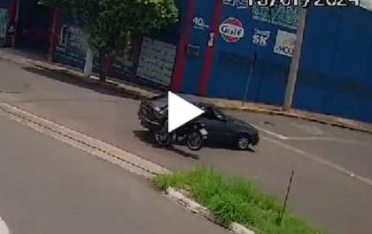 Câmera flagra colisão entre moto e carro em avenida de Birigui