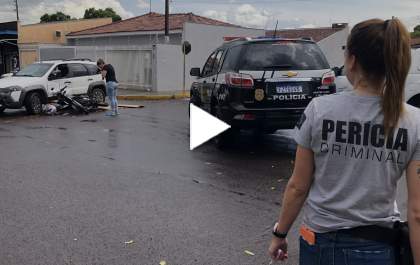 Casal fica ferido em colisão de moto com carro em cruzamento em Araçatuba