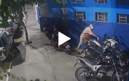 Homem é flagrado cortando bancos de motos durante jogo do Bandeirante em Birigui