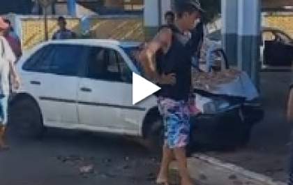 Casal fica ferido após ser atropelado em calçada de bar