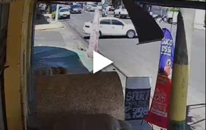 Motociclista sofre queda para evitar colisão na rua Do Fico